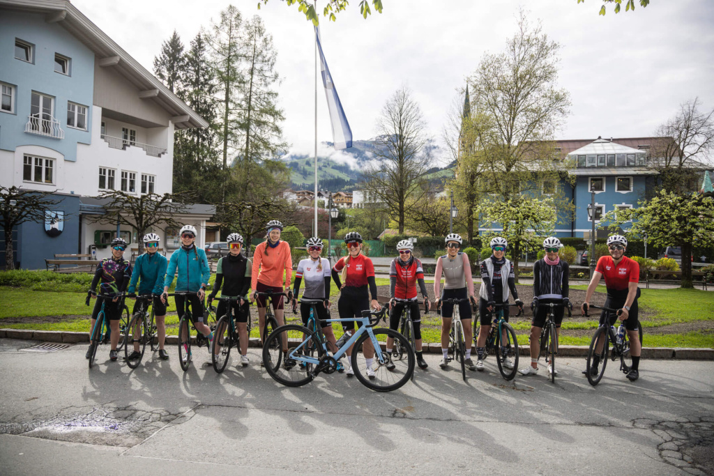 Gruppenshot von Frauen auf Rennrädern in Neukirchen am Großvenediger, bereit für das womenRUSH.