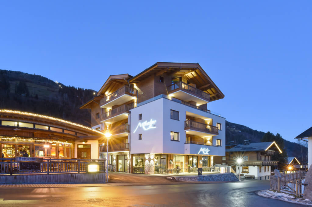 Moderne Architektur des Hauses in Neukirchen am Großvenediger bei Dämmerung.
