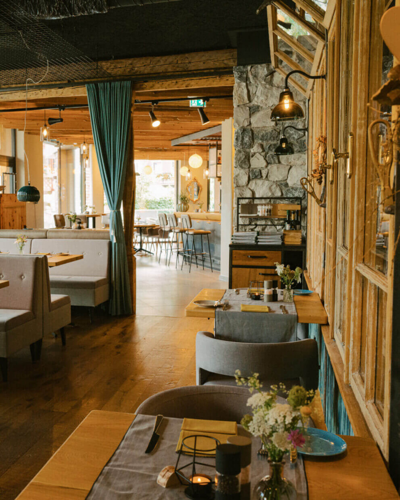 Gemütliches Restaurantinterieur mit Holzdetails und Flora in Neukirchen am Großvenediger.