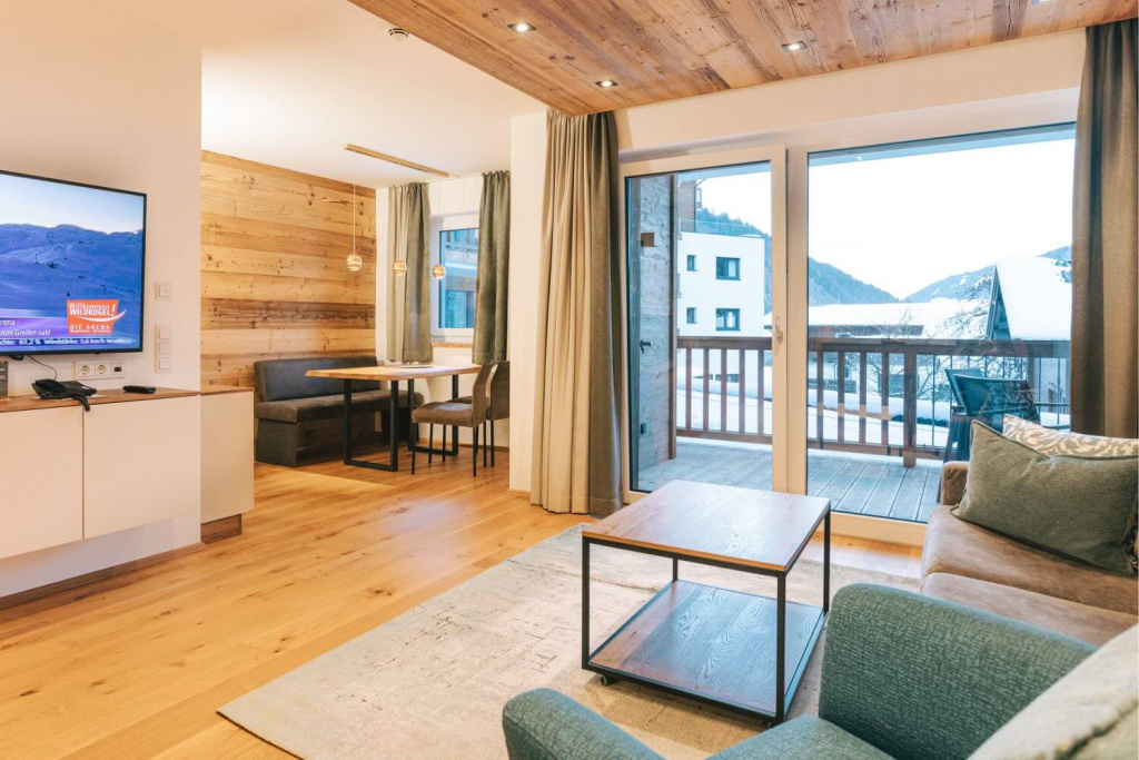 Moderne Unterkunft mit Holzverkleidung, großer Glasfront und Balkon in Neukirchen.